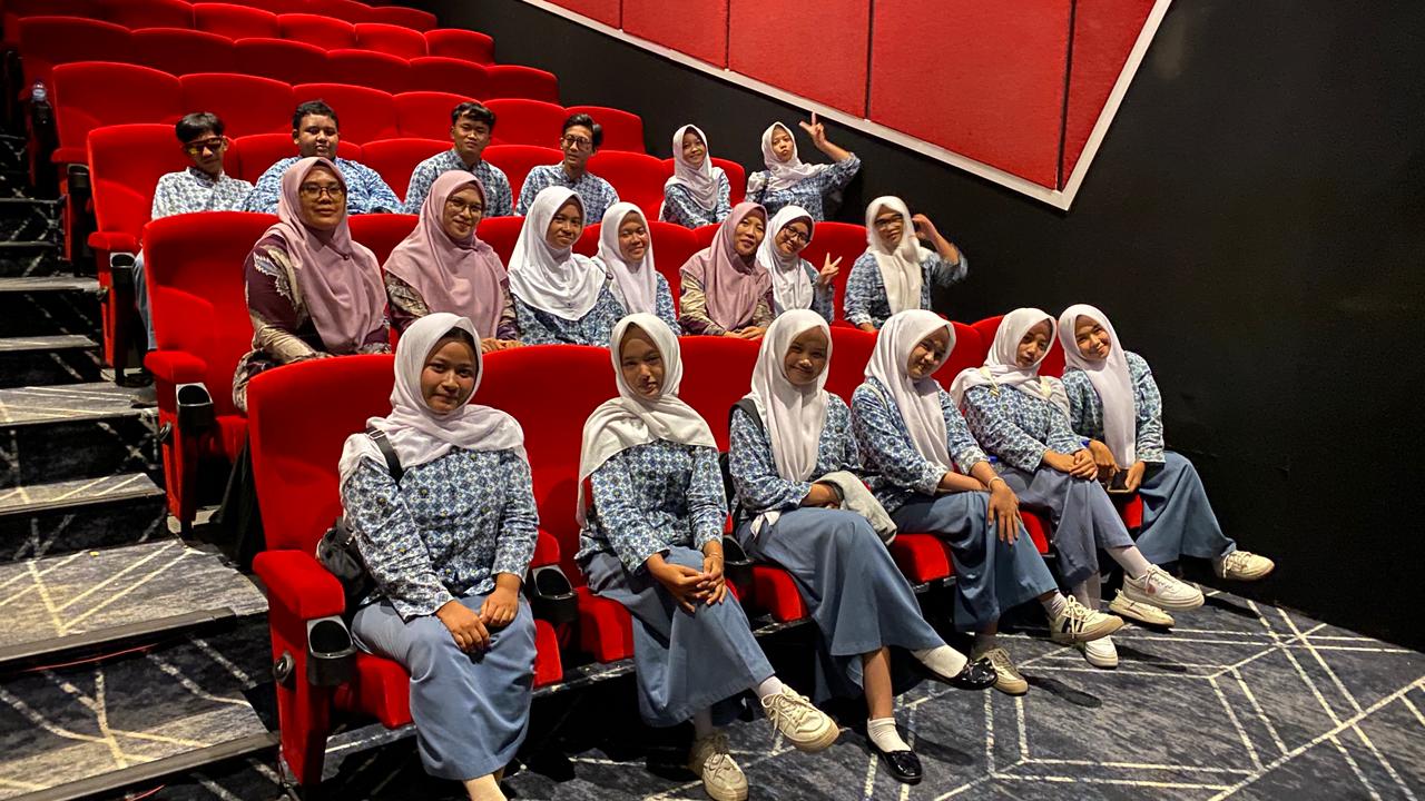Belajar Empati di Luar Kelas, Siswa Kelas X B MA Muhammadiyah Limpung Nobar Film Cyberbullying di Bioskop