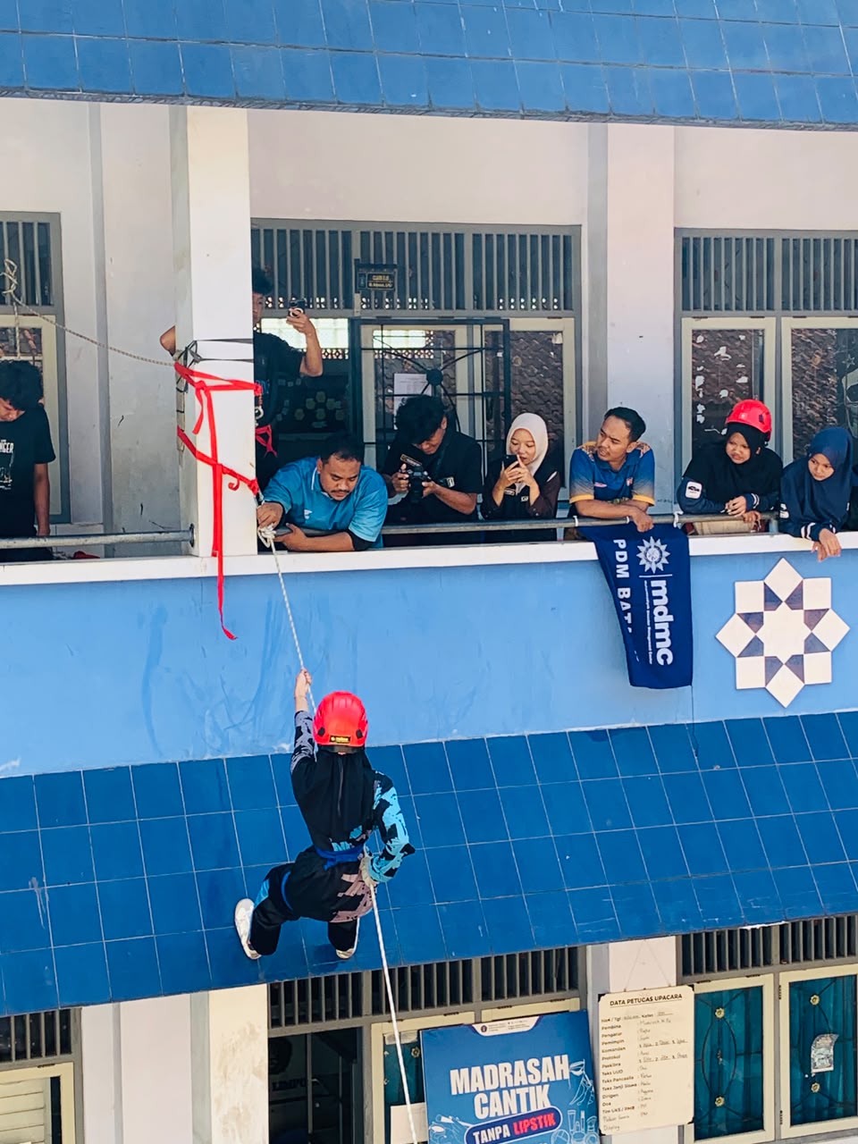 GERAK SEHAT DAN SIAP SIAGA: USAI SENAM BERSAMA, SELURUH SISWA MA MUHAMMADIYAH LIMPUNG DIUJI ADRENALIN LEWAT EDUKASI MITIGASI BENCANA DAN REPLING BERSAMA MDMC KABUPATEN BATANG